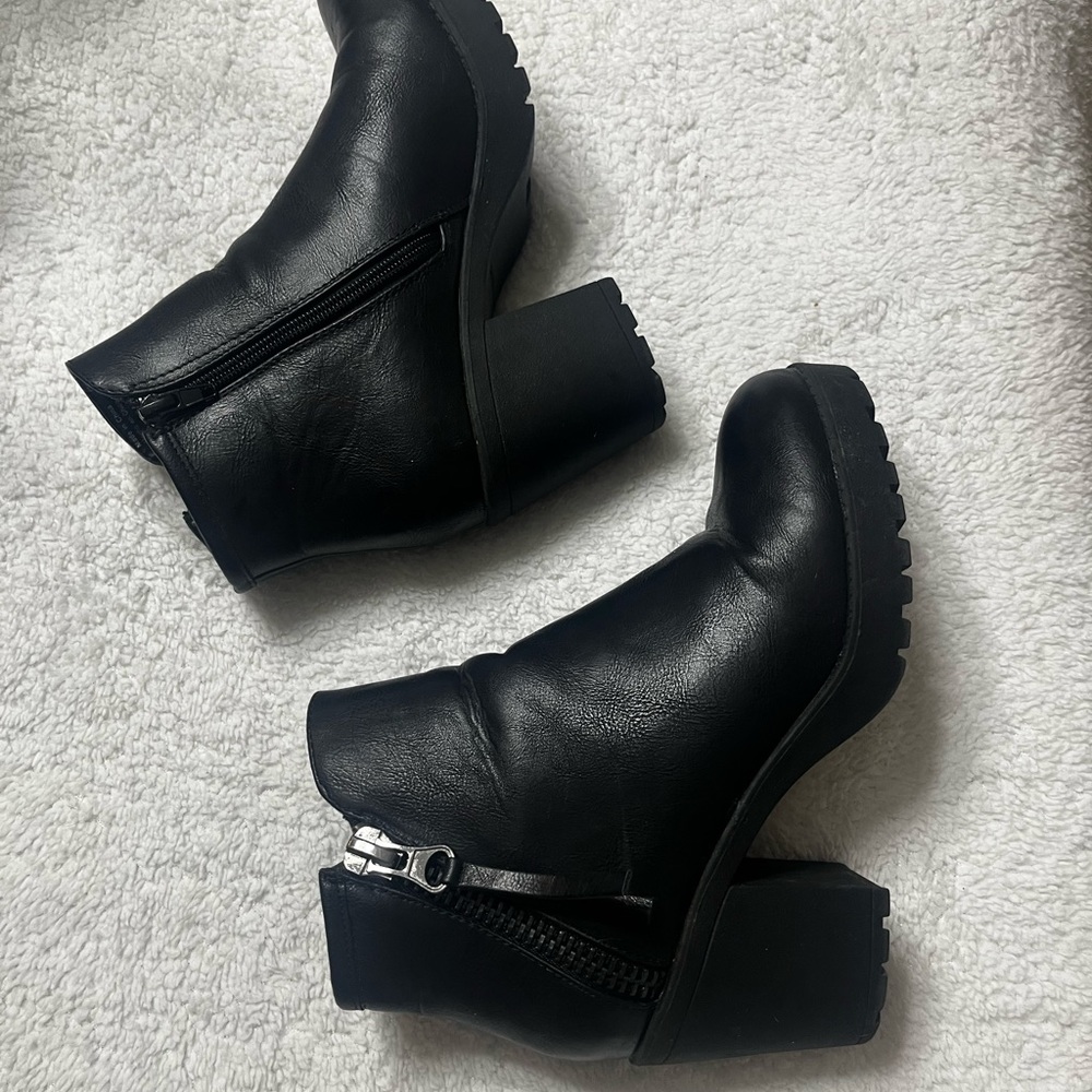 Women’s Call it Spring black leather ankle boots size 8